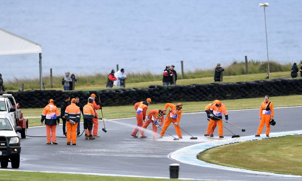 Nella Moto3, la caduta di Stefano Nepa lascia olio in pista che costringe i commissari a ripulire l’asfalto e fa slittare i turni di prove successivi. Afp